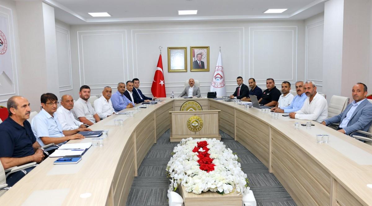 Vali Varol, Köy Muhtarlarıyla Bir Araya Geldi: Sorunlar dinlendi, çözüm önerileri masaya yatırıldı Vali Varol, Köy Muhtarlarıyla Bir Araya Geldi: Sorunlar dinlendi, çözüm önerileri masaya yatırıldı
