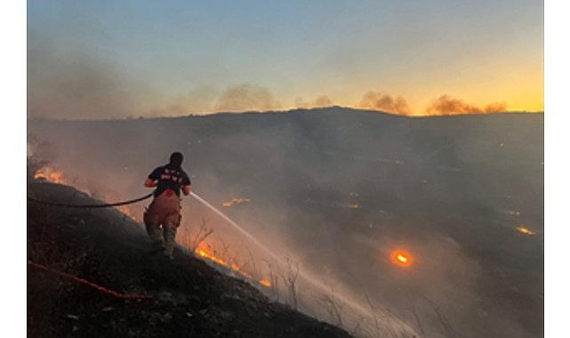 Aliağa Hacıömerli Mahallesi makilik alanda çıkan yangına müdahale sürüyor Aliağa Hacıömerli Mahallesi makilik alanda çıkan yangına müdahale sürüyor