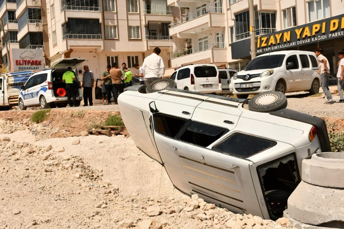 Otomobil manevra yaparken çukura düştü: 5 Yaralı - Videolu Haber