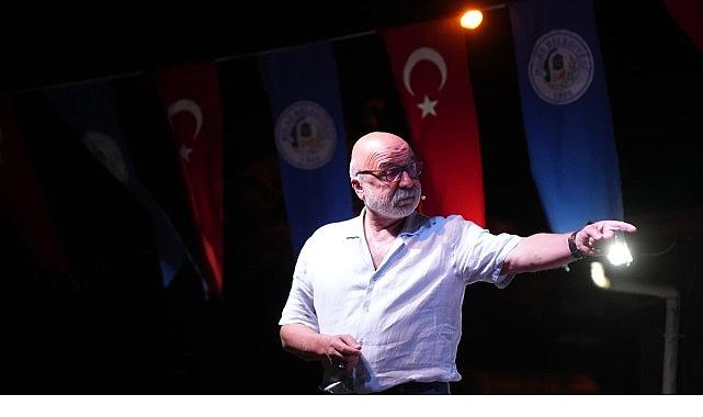 Boğaziçi'nde Şiir ve Müzik Eşliğinde Sanat Dolu Bir Akşam Yaşandı Boğaziçi'nde Şiir ve Müzik Eşliğinde Sanat Dolu Bir Akşam Yaşandı