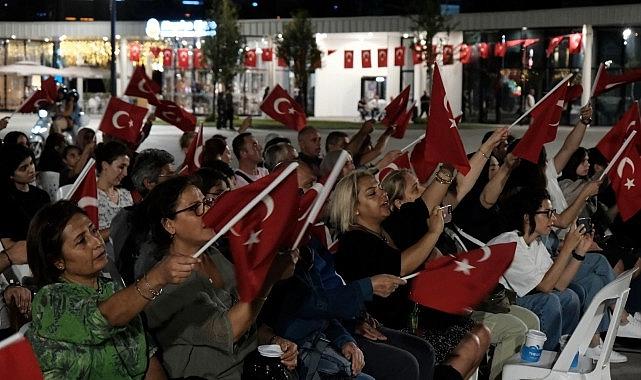 Zafer meşalesi Milli İrade Meydanı'nda yakıldı Zafer meşalesi Milli İrade Meydanı'nda yakıldı