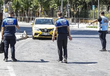 İzmir'de zabıta ekiplerinden yolcu kılığında taksi denetimi