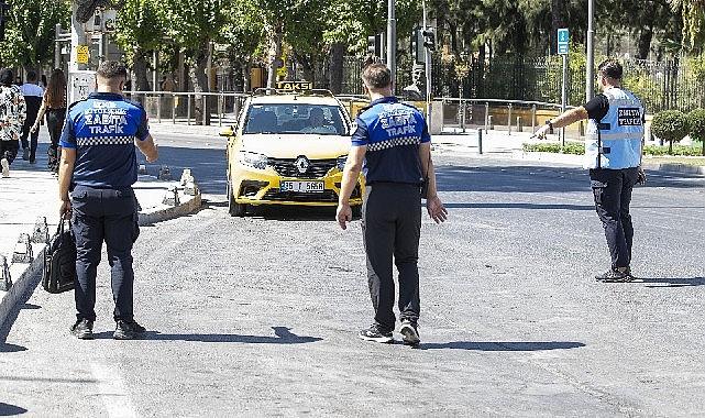 İzmir'de zabıta ekiplerinden yolcu kılığında taksi denetimi