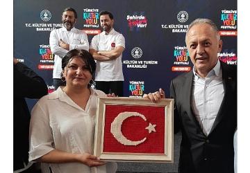 Atölyemizde Dokuduğumuz Türk Bayrağını Hediye Ettik