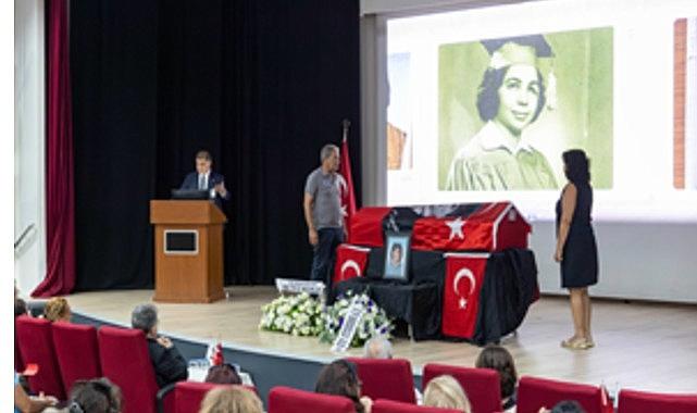 Başkan Tugay'dan hocası Emel Tümbay'a duygusal veda Başkan Tugay'dan hocası Emel Tümbay'a duygusal veda