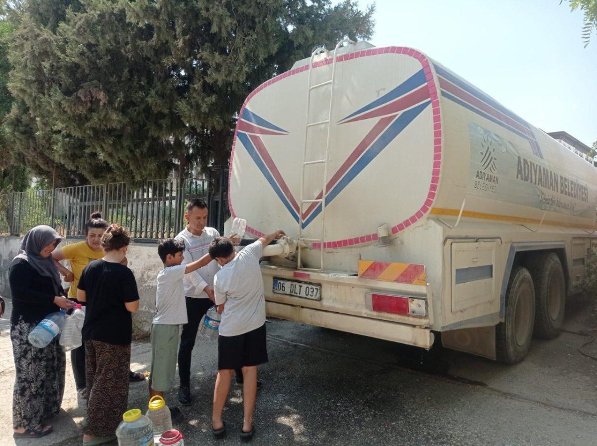 Adıyaman Belediyesi’nden mahallelere su dağıtım desteği