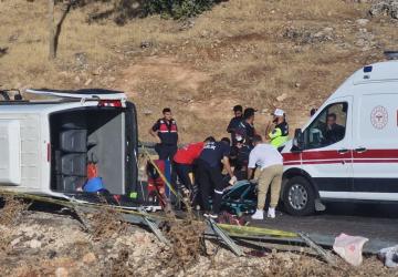 Diyarbakır’da Feci Kaza: Adıyamanlı 2 Sağlık Çalışanı Hayatını Kaybetti, 14 Yaralı - Videolu Haber