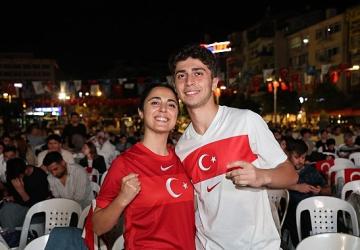 Ay-Yıldızlı coşku meydana sığmadı