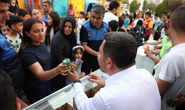Rasim Başkan'dan Çocuklara Dondurma ve Limonata Rasim Başkan'dan Çocuklara Dondurma ve Limonata