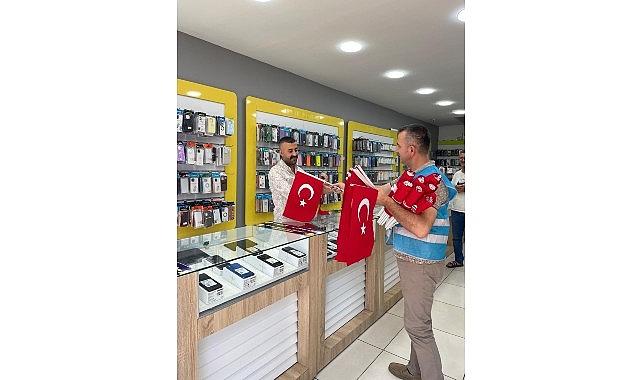 Esnafa ve vatandaşlara binlerce bayrak dağıtıldı Esnafa ve vatandaşlara binlerce bayrak dağıtıldı