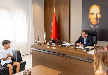 Başkan Abdullah Özyiğit, minik çevreci Aras Kayretli ile buluştu