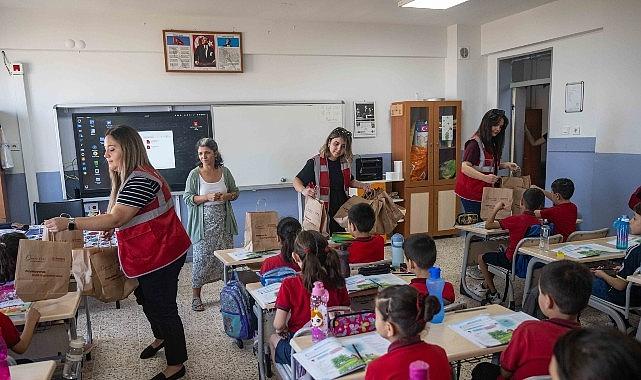 Bornova Belediyesi'nden Öğrencilere İlk Gün Desteği Bornova Belediyesi'nden Öğrencilere İlk Gün Desteği