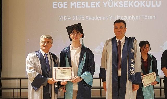 Ege Meslek Yüksekokulu 500 mezunu iş dünyasına uğurladı Ege Meslek Yüksekokulu 500 mezunu iş dünyasına uğurladı