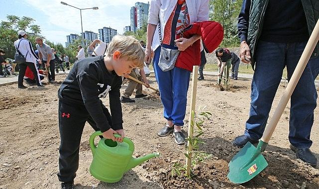 Karşıyaka'da çevre dostu iş birliği: 5 binden fazla fidan bağışlandı