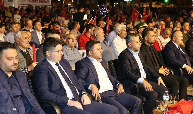15 Temmuz'da Geceyi Aydınlatan Işık; Ay Yıldız
