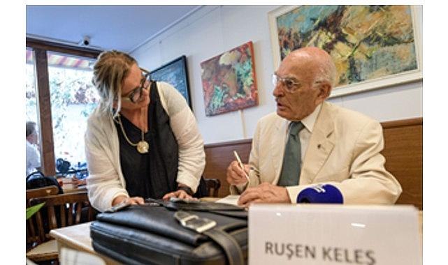 Başkan Tugay Prof. Dr. Ruşen Keleş'in imza gününe katıldı Başkan Tugay Prof. Dr. Ruşen Keleş'in imza gününe katıldı
