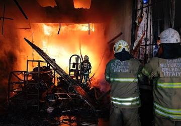 Kemalpaşa'da sanayi sitesinde çıkan yangın kontrol altına alındı