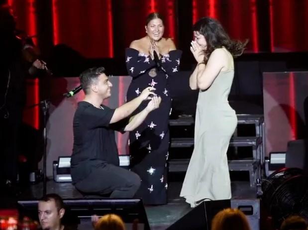 Sibel Can Konserinde Sahneye Duygusal Evlenme Teklifi Sibel Can Konserinde Sahneye Duygusal Evlenme Teklifi