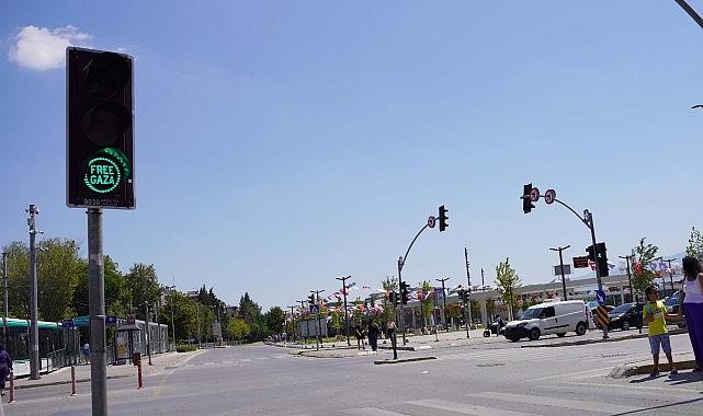 Büyükşehir, kırmızı ışıkla "Stop İsrail" dedi