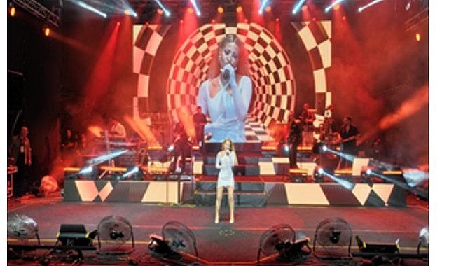 Çim Konserleri sahnesi Derya Uluğ'u ağırladı Çim Konserleri sahnesi Derya Uluğ'u ağırladı
