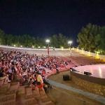 Bucalı çocuklar Başkan Görkem Dumanla film izledi