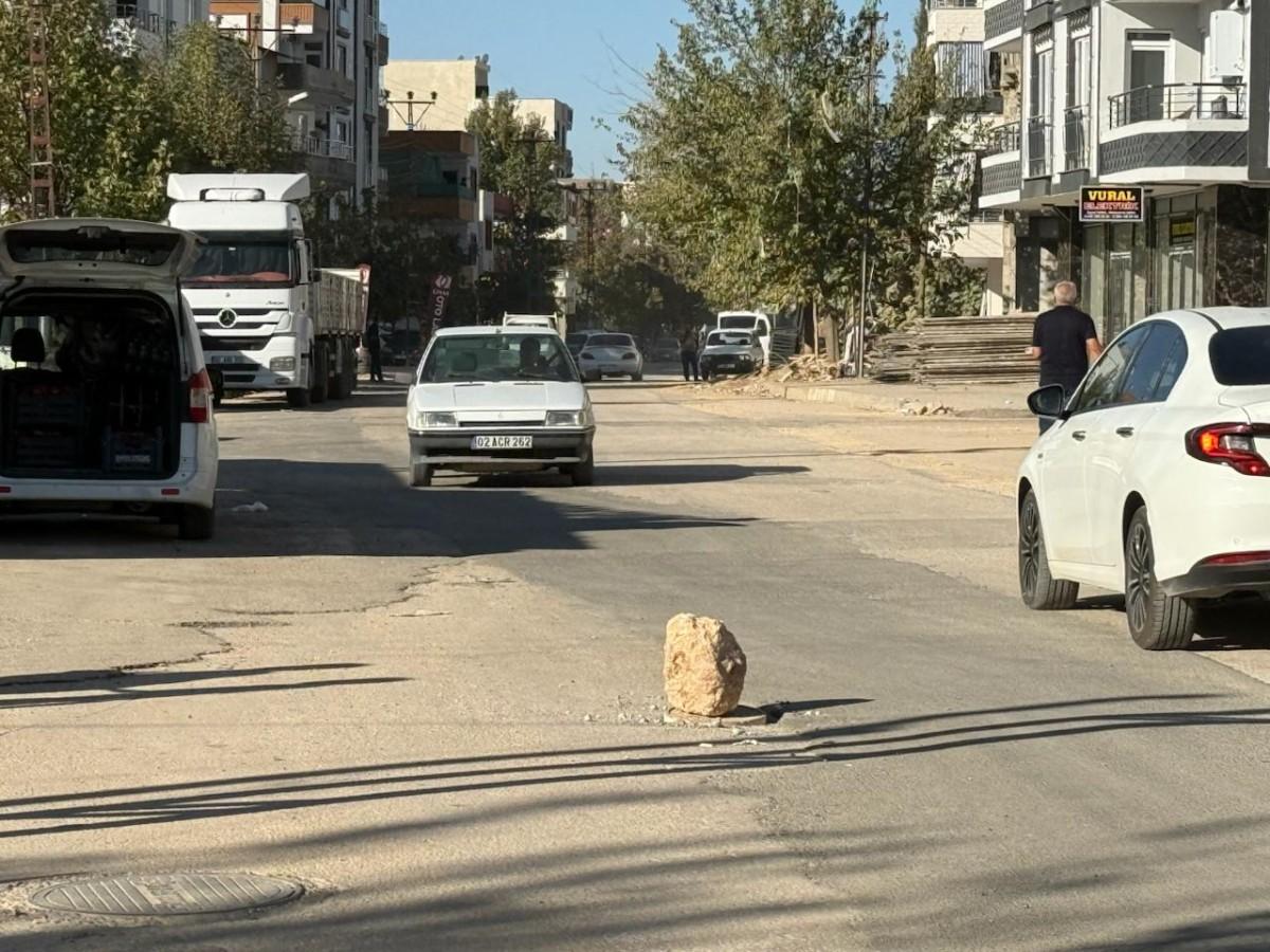 Siteler Mahallesi’nde yerinden çıkan rögar kapağı tehlike saçıyor: Vatandaşın çözümü şaşırttı - Videolu Haber