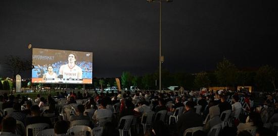 Kartepe'de Final Heyecanı Dev Ekranda İzlendi