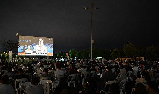 Kartepe'de Final Heyecanı Dev Ekranda İzlendi Kartepe'de Final Heyecanı Dev Ekranda İzlendi