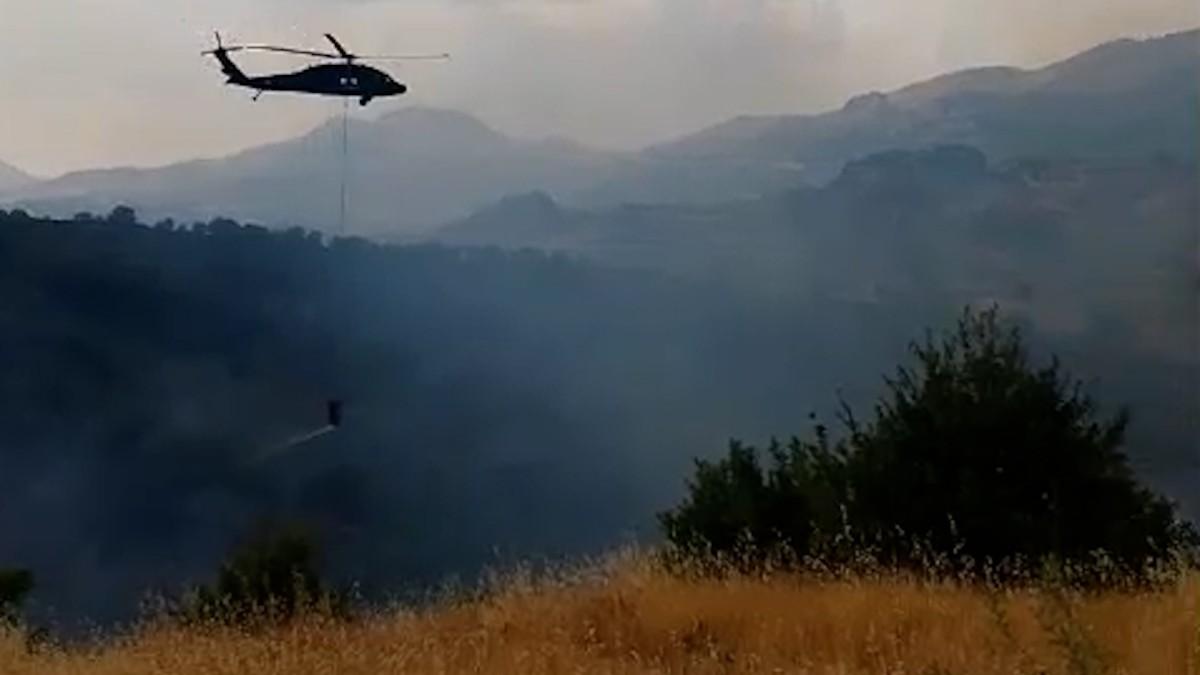 Orman yangını helikopter desteğiyle kontrol altına alındı - Videolu Haber