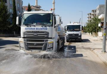 Adıyaman Belediyesi tarafından inşaat tozuna karşı sulama çalışmaları hızlandırıldı - Videolu Haber