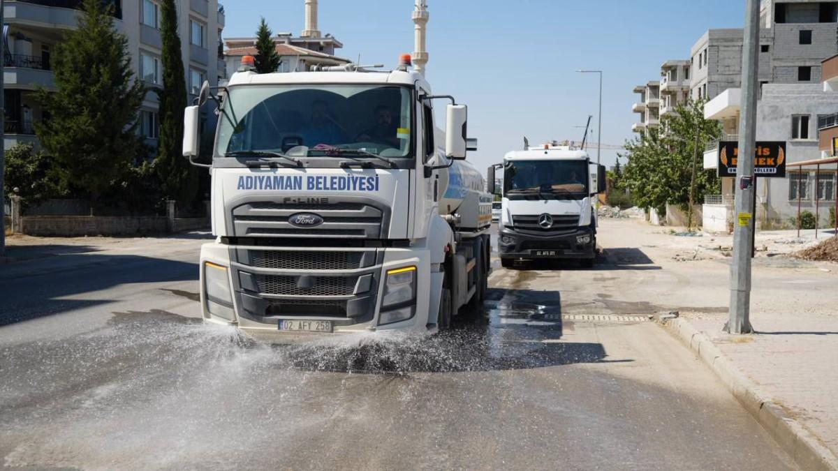 Adıyaman Belediyesi tarafından inşaat tozuna karşı sulama çalışmaları hızlandırıldı - Videolu Haber Adıyaman Belediyesi tarafından inşaat tozuna karşı sulama çalışmaları hızlandırıldı - Videolu Haber