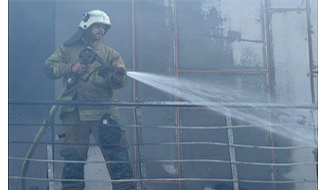 İzmir İtfaiyesi Menemen'deki iş yeri yangınını kontrol altına aldı