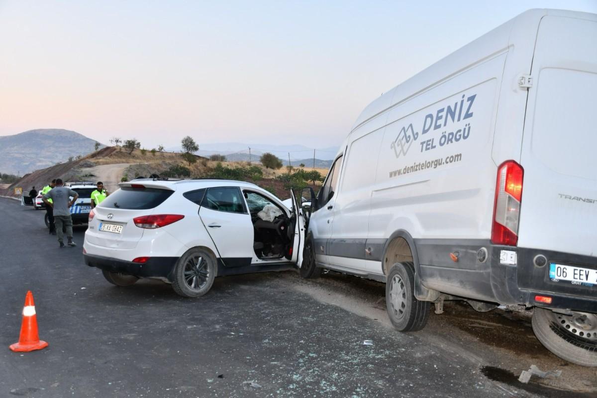 Besni'de iki araç kafa kafaya çarpıştı: 5 yaralı - Videolu Haber