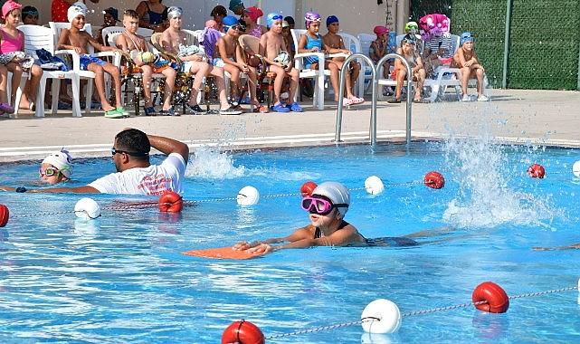 Çiğli Belediyesi'nden yüzme şenliği ve madalya töreni