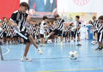 Çeşme Belediyesi Yaz Spor Okulu'nda sertifika coşkusu