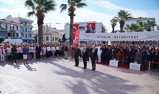 Ayvalık'ın düşman işgalinden kurtuluşunun 103. yılı, Cumhuriyet Meydanı'nda düzenlenen etkinliklerle coşkuyla kutlandı. Ayvalık'ın düşman işgalinden kurtuluşunun 103. yılı, Cumhuriyet Meydanı'nda düzenlenen etkinliklerle coşkuyla kutlandı.
