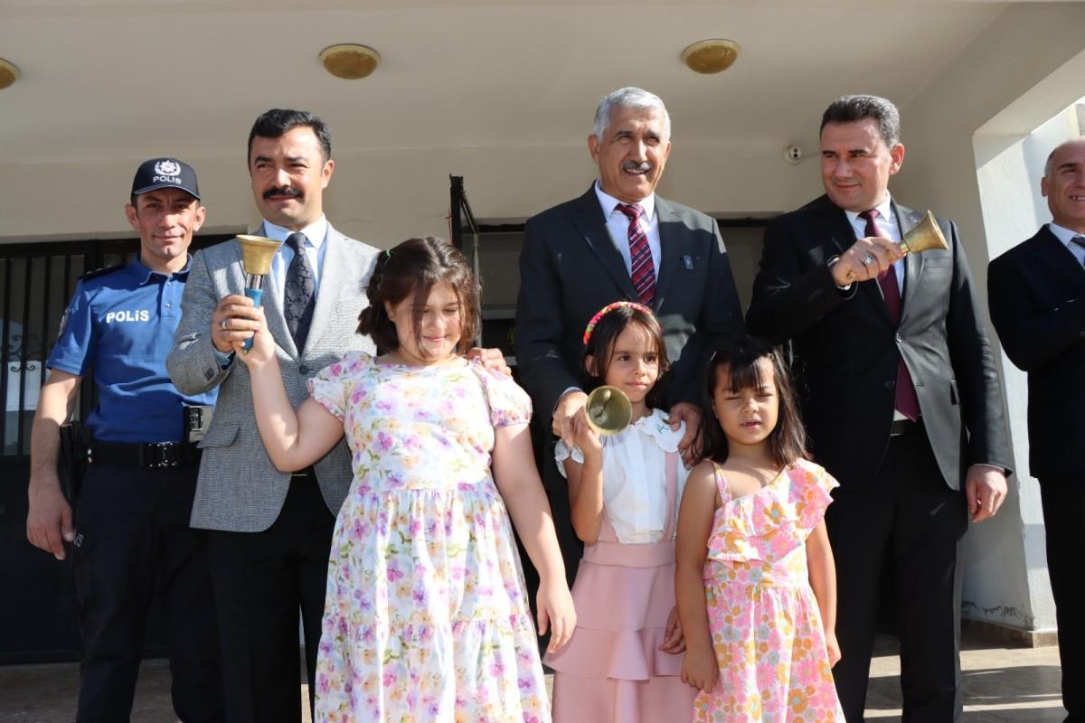 Başkan Hallaç, ilk ders zilinde öğrencilerle buluştu Başkan Hallaç, ilk ders zilinde öğrencilerle buluştu