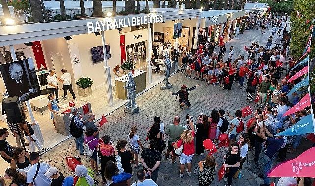 Bayraklı standında Zafer Bayramı coşkusu Bayraklı standında Zafer Bayramı coşkusu