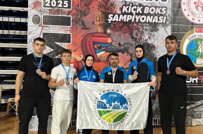 Sakarya’nın Kick Boksçuları Zirveyi Bırakmadı Sakarya’nın Kick Boksçuları Zirveyi Bırakmadı