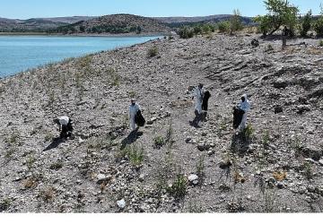 Altınapa Baraj Gölü Çevresinde Temizlik Çalışması Yaptı