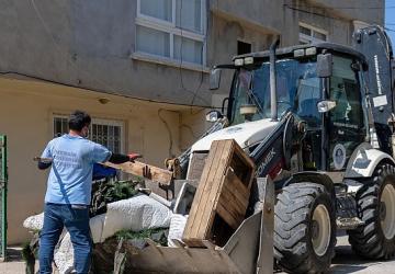 Yenişehir Belediyesi “çöp ev" niteliğindeki meskenden bir kamyon çöp çıkardı