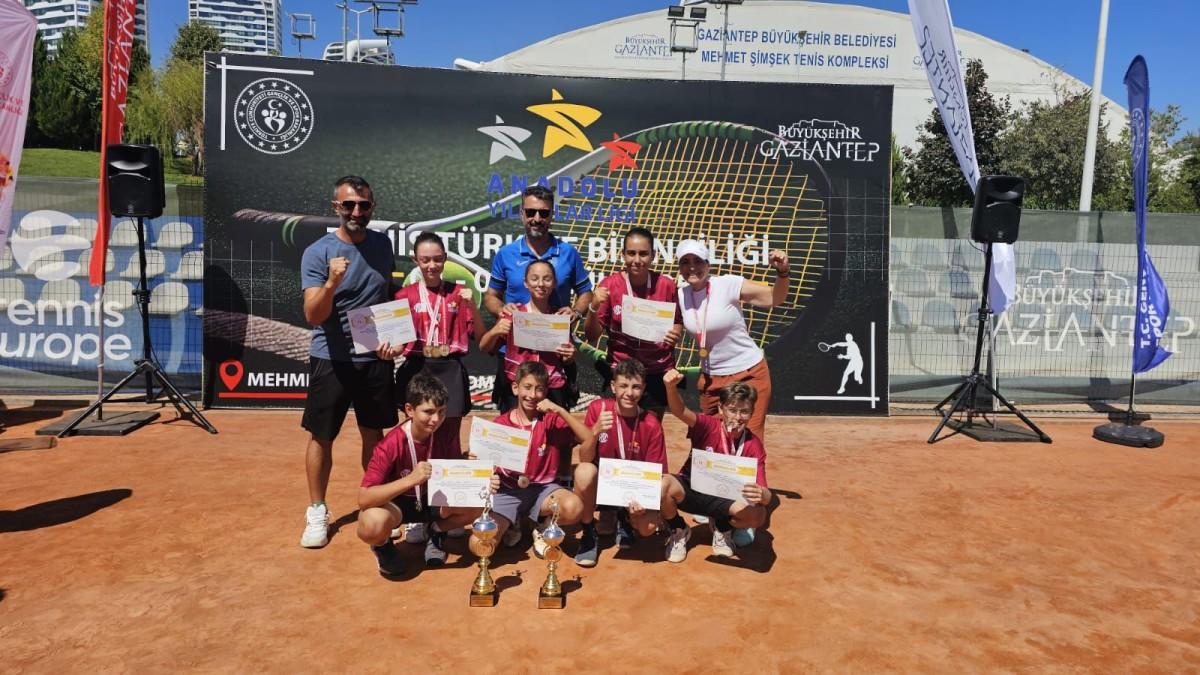 Büyükşehir Tenis Takımı Coşkuyla Kazandı Büyükşehir Tenis Takımı Coşkuyla Kazandı