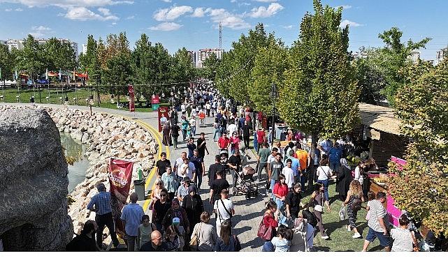Başkan Altay Tüm Lezzet Tutkunlarını Pazar Akşamına Kadar Devam Edecek GastroFest'e Davet Etti Başkan Altay Tüm Lezzet Tutkunlarını Pazar Akşamına Kadar Devam Edecek GastroFest'e Davet Etti