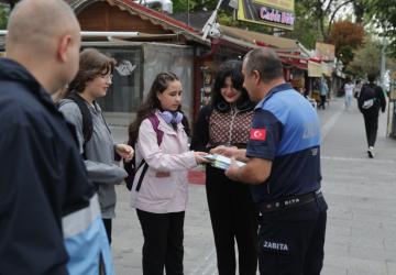 Başkan Arı, Öğrencilere Sürpriz Kalem Dağıttı