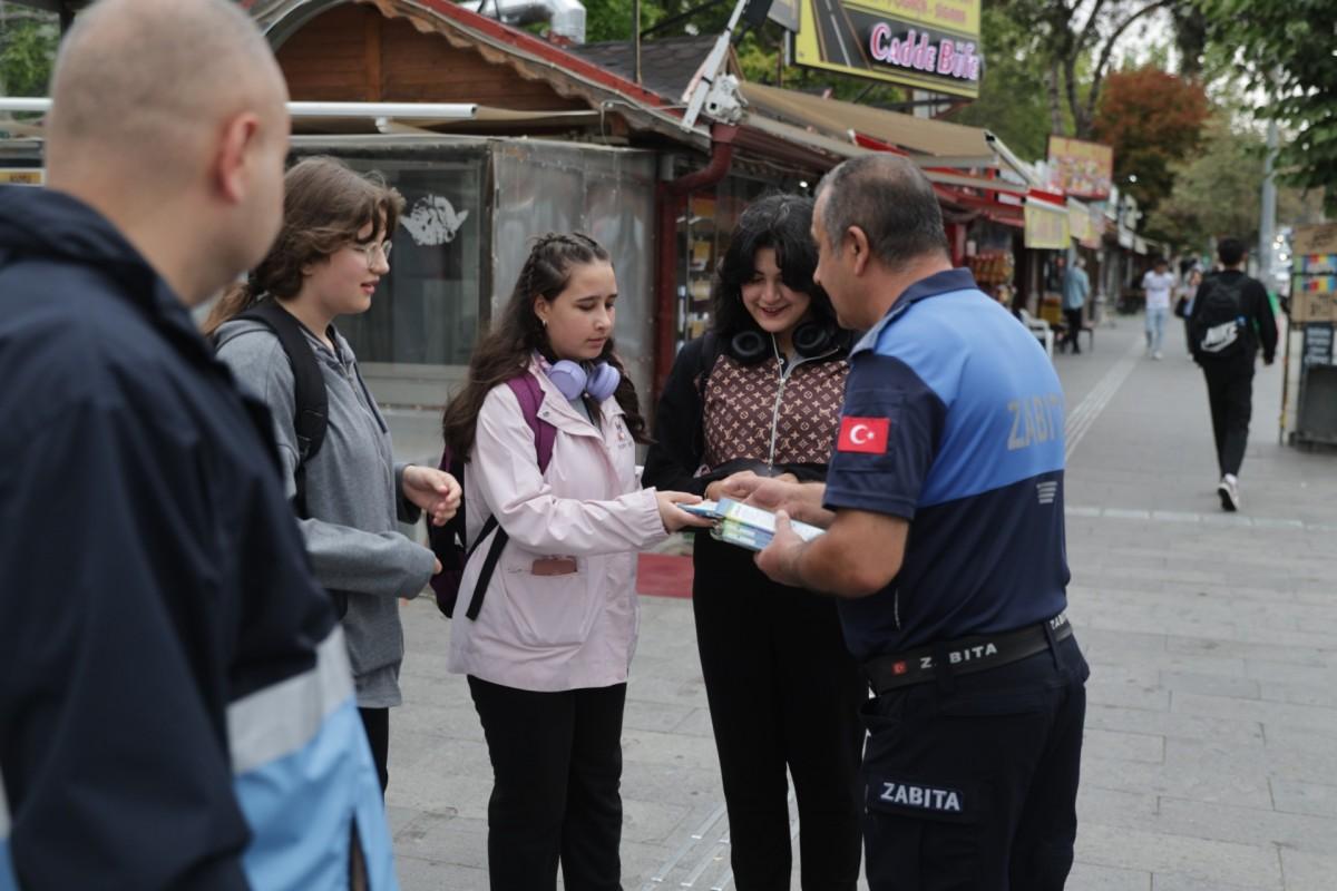 Başkan Arı, Öğrencilere Sürpriz Kalem Dağıttı Başkan Arı, Öğrencilere Sürpriz Kalem Dağıttı