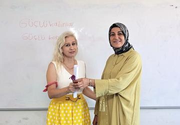 Konak'ta okur-yazar kadınların gurur günü