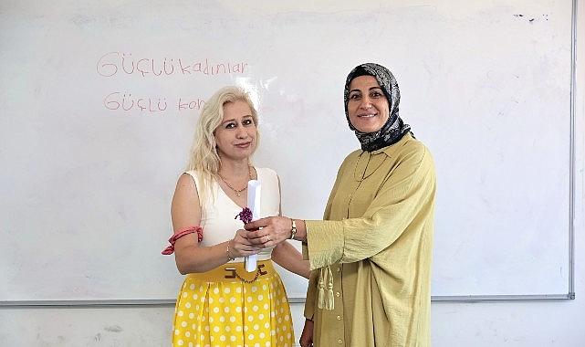 Konak'ta okur-yazar kadınların gurur günü