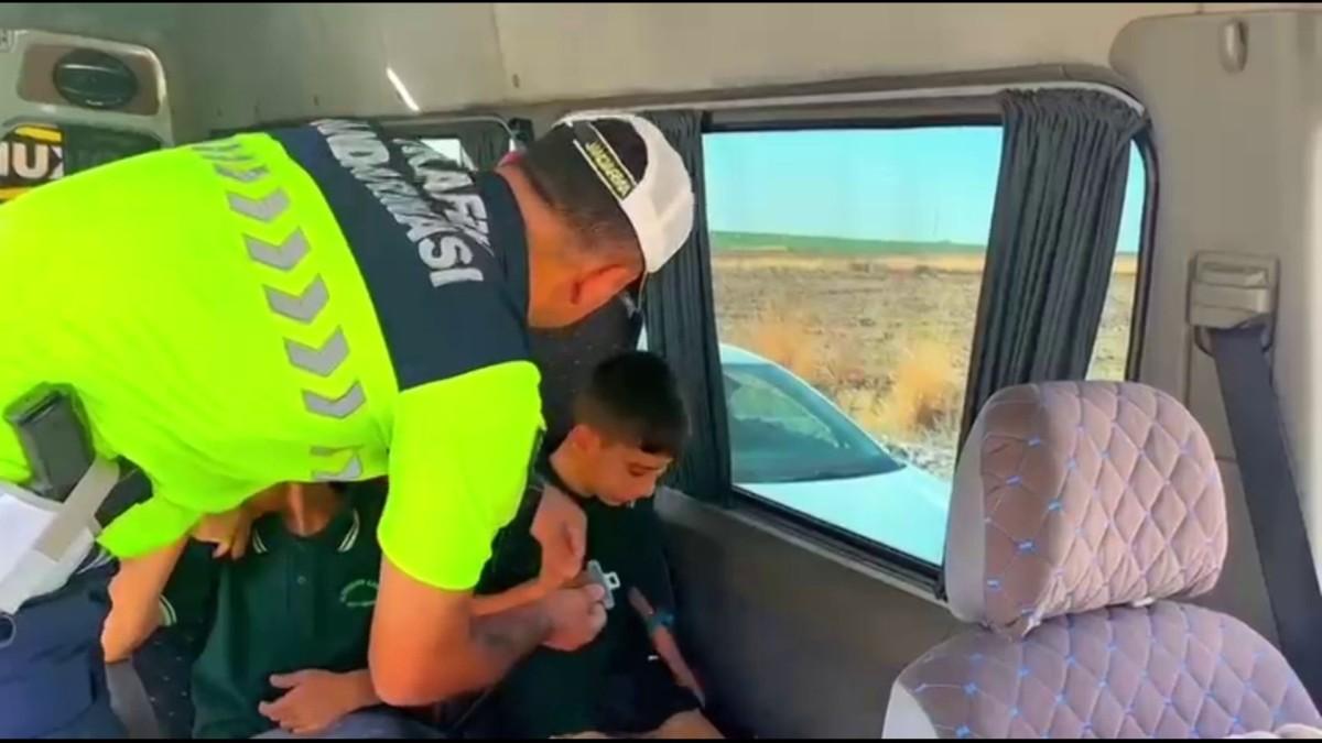 Ders zili çaldı, jandarma abileri minik öğrencileri yalnız bırakmadı - Videolu Haber Ders zili çaldı, jandarma abileri minik öğrencileri yalnız bırakmadı - Videolu Haber