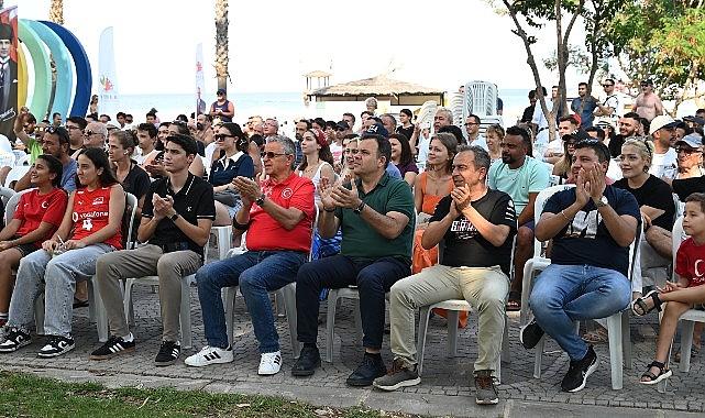 Milli heyecan için dev ekran kuruldu Milli heyecan için dev ekran kuruldu
