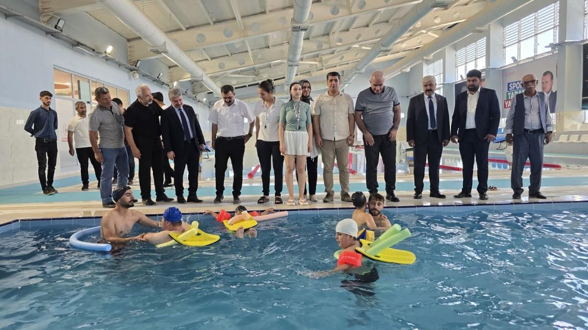Milletvekili Özhan’dan özel sporculara anlamlı ziyaret: ‘Yüzmede engel yok’ Milletvekili Özhan’dan özel sporculara anlamlı ziyaret: ‘Yüzmede engel yok’